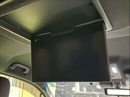 【後席モニター】家族や仲間とのドライブもこのモニターさえあれば長距離ドライブも盛り上がりますね。