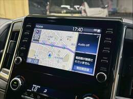 【純正ディスプレイオーディオ】FM・AMラジオやブルートゥース接続など多彩な機能を併せ持っており、インパネ周りがすっきりしてますね！ナビ機能やフルセグTV視聴、DVD再生なども可能です