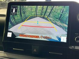 【バックカメラ】駐車時に後方がリアルタイム映像で確認できます。大型商業施設や立体駐車場での駐車時や、夜間のバック時に大活躍！運転スキルに関わらず、今や必須となった装備のひとつです！