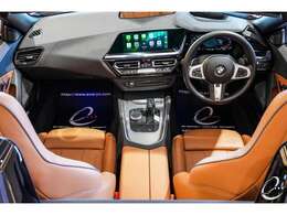 内装はヴァーネスカレザーを使用したコニャックレザーシートの人気配色となります