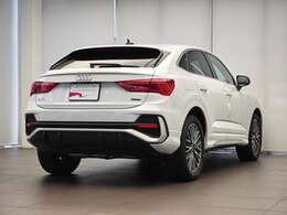 アウディQ3スポーツバックの特徴であるリアスタイルです。SUVでありながら、なだらかに傾斜したリアハッチによりスポーティさを与えられています。