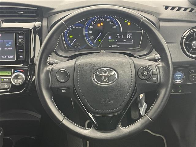 【純正革巻きステアリング】上質な革を使用することで、手にしっかり馴染み運転しやすい素晴らしいハンドルです。