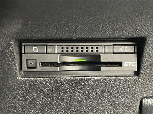 【ETC】有料道路の乗り降り時に停車することなくスマートに乗り入れが可能になったり、割引を受けることができる嬉しい装備です。