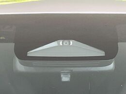 【トヨタセーフティセンス】走行中に前方の車両等を認識し、衝突しそうな時は警報とブレーキで衝突回避と被害軽減をアシスト。より安全にドライブをお楽しみいただけます。