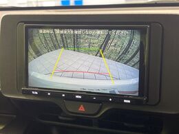 【バックカメラ】駐車時に後方がリアルタイム映像で確認できます。大型商業施設や立体駐車場での駐車時や、夜間のバック時に大活躍！運転スキルに関わらず、今や必須となった装備のひとつです！