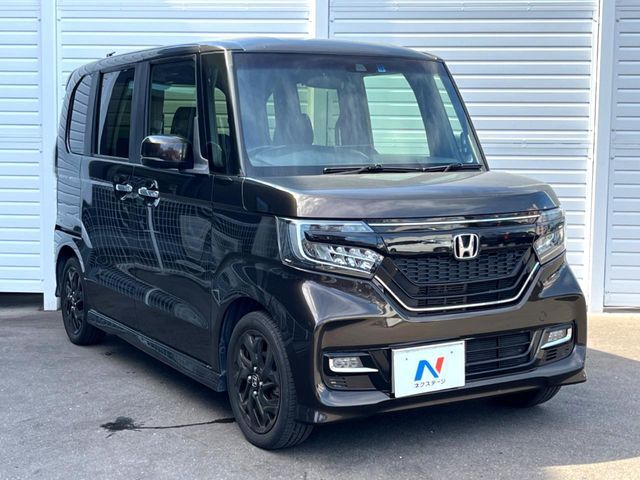大好評のボディコーティング「弾スプラッシュコート」もご納車までに施工可能。通常のガラスコートと異なる、耐久年数6年の無機質ガラスコーティングが、ボディをキレイな状態に保ってくれます。