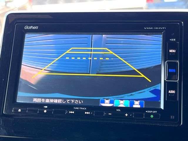 【バックカメラ】駐車時に後方がリアルタイム映像で確認できます。大型商業施設や立体駐車場での駐車時や、夜間のバック時に大活躍！運転スキルに関わらず、今や必須となった装備のひとつです！