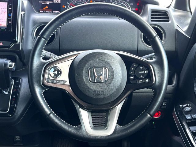 【純正革巻きステアリング】上質な革を使用することで、手にしっかり馴染みとても運転しやすいハンドルです♪