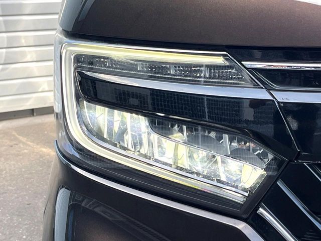 【LEDヘッドライト】悪天候や夜間走行時も良好な視界を確保し安心して運転できる高輝度LEDヘッドライトを装備！点灯速度が早く、消費電力も抑えられています。