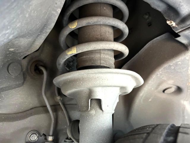 お車を安心してお乗りいただく為には、足回りの定期点検が欠かせません。サービスサポート（有償保証）では無料点検もご提供しており、安心のカーライフをお過ごしいただけるサポート体制が整っています。