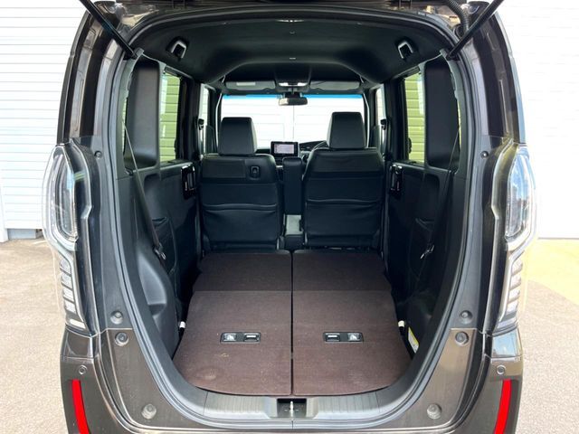 普段のお買い物や通勤、送迎等に十分な荷室スペースを確保しております。セカンドシートを倒すと、大きな荷物の積載も可能です♪