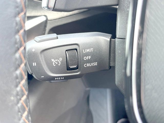●アダプティブクルーズコントロール：前の車との車間距離を一定にとりつつ、一定速度で自動走行してくれる次世代のクルーズコントロール！主に高速道路や自動車専用道路で使用する便利な機能です！