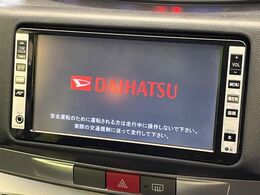 【純正ナビ】人気の純正ナビを装備しております。ナビの使いやすさはもちろん、オーディオ機能も充実！キャンプや旅行はもちろん、通勤や買い物など普段のドライブも楽しくなるはず♪