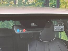 【プリクラッシュセーフティ】前方の車両等を検知し、衝突しそうな時は警報で注意を促し、ブレーキを踏む力をサポート。ブレーキを踏めなかった場合は衝突被害軽減ブレーキが作動、衝突回避をサポートします。