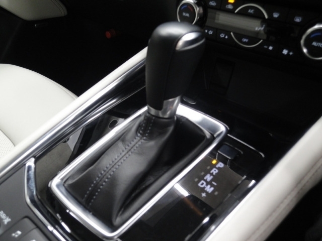 アクセルを、ステアリングを、そしてブレーキを、いつものように操作してみれば、CX-5が、これまでのクルマとも違って、まるでドライバーが自在に操れる様な感覚を楽しめます。