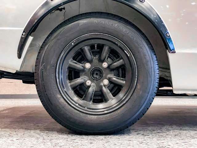 右後：タイヤは2022年製造の「TOYO NANOENERGY(175/70R13)」を装着。アルミはワタナベホイールを履いています。※傷・塗装剥がれあり