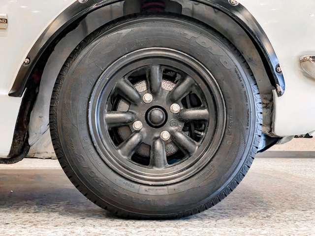 右前：タイヤは2022年製造の「TOYO NANOENERGY(175/70R13)」を装着。アルミはワタナベホイールを履いています。※傷・塗装剥がれあり