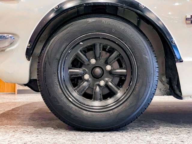 左前：タイヤは2022年製造の「TOYO NANOENERGY(175/70R13)」を装着。アルミはワタナベホイールを履いています。※傷・塗装剥がれあり