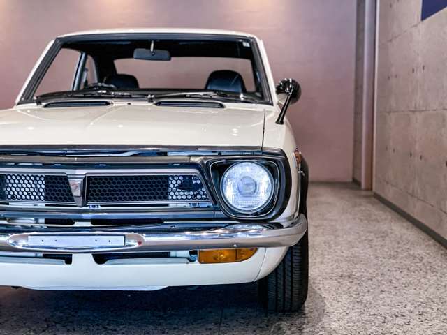 国産車として初めて標準装備されたオーバーフェンダーやそのスポーティーなフォルムはトヨタの時代を感じさせます。四角いライトカバー＆丸型ヘッドライトの組合せが当時のアイデンティティでした。