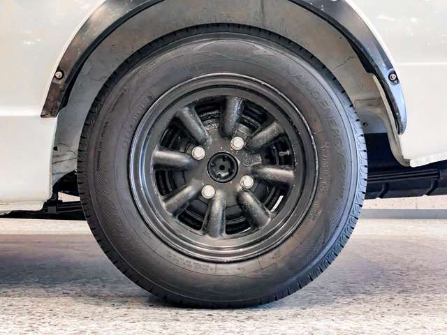 左後：タイヤは2022年製造の「TOYO NANOENERGY(175/70R13)」を装着。アルミはワタナベホイールを履いています。※傷・塗装剥がれあり