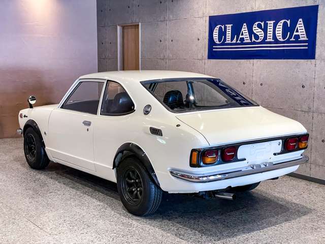 リアの丸みを帯びたボディラインが非常に特徴的であり、国産車として初めて標準装備されたオーバーフェンダーやそのスポーティーなフォルムはトヨタの時代を感じさせます