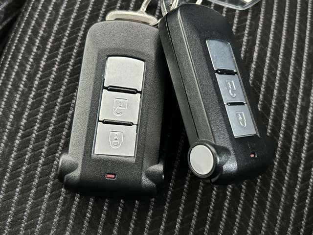 インテリジェントキーでドアの開閉ラクラク！キーを取り出して開ける必要が無いので、荷物を持っている時や、雨の日は便利ですよ！