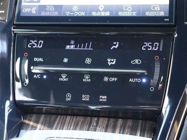 左右独立温度設定することが出来るオートエアコン！運転席、助手席それぞれで独立して温度設定が可能！