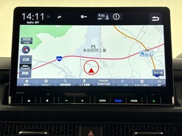 ダッシュボードに自然に溶け込むようにデザインされた純正メモリーナビゲーション。