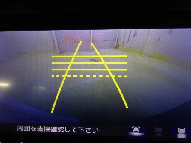 【バックカメラ】運転が苦手な方も車庫入れラクラクです！ギアをリバースに入れれば自動的に切り換わりますので、面倒な操作は不要です♪狭い駐車場もお車を傷つけず安心ですね！