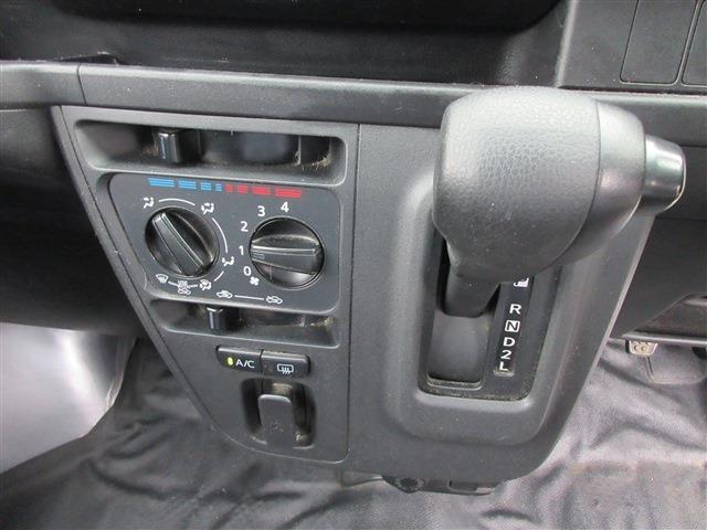 当社では、自動車査定検査資格を取得しているスタッフが厳しい車両検査を行い（装備品検査65項目・修復歴検査・内外装検査）、本当にいいものだけを商品車として扱う為、徹底した品質管理体制を確立しております。