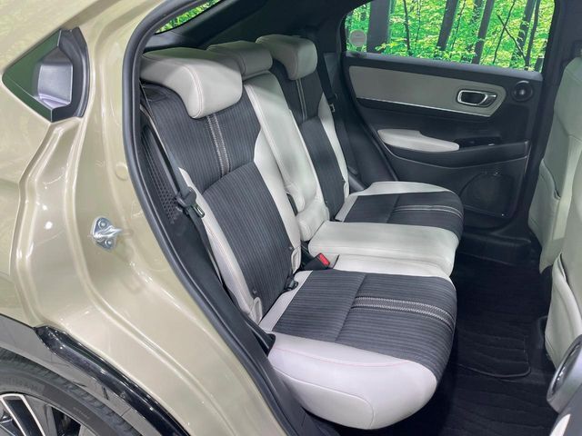 後部座席も気になるようなキズ・汚れやへたり等、大きなダメージはなく、良好な状態です。