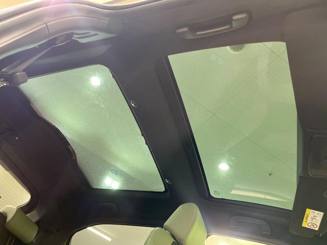 【サンルーフ】開放感たっぷりの希少装備、サンルーフが装着されています！車内に明かりを取り入れたり景色を楽しむ以外にも、車内の空気も簡単に換気できて快適です！