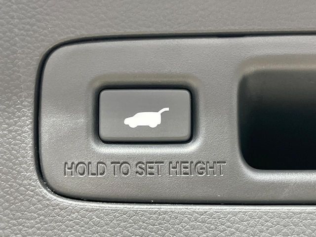 【パワーバックドア】スマートキーや運転席のボタンを押すだけでリアゲートが自動で開閉します！荷物を持っている時や、高い位置にあるバックドアを閉める際に便利な機能です♪