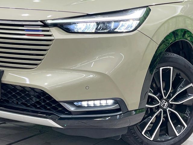 【LEDヘッドライト】悪天候や夜間走行時も良好な視界を確保し安心して運転できる高輝度LEDヘッドライトを装備！点灯速度が早く、消費電力も抑えられています。