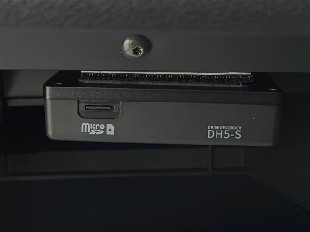 【ドライブレコーダー】映像・音声などの運転中の記録を残します。事故などを起こした起こされた時の証拠になりえますので、もしも時でも安心ですね。