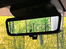 【デジタルインナーミラー】後席の大きな荷物や同乗者で後方が確認しづらい時でも安心！カメラが撮影した車両後方の映像をルームミラー内に表示。クリアな視界で状況の確認が可能です！