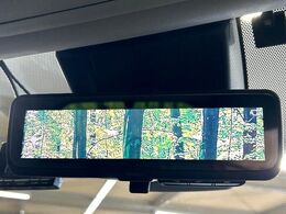 【デジタルインナーミラー】後席の大きな荷物や同乗者で後方が確認しづらい時でも安心！カメラが撮影した車両後方の映像をルームミラー内に表示。クリアな視界で状況の確認が可能です！