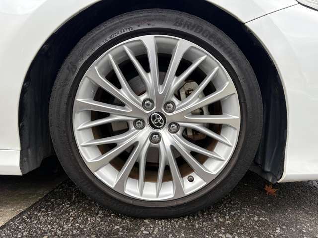 純正18インチAW装備♪　前後タイヤサイズ235/45R18