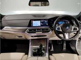 【ドライバーコックピット】人間工学に基づきドライバー中心にすべての操作パネルを設計。ドライバーが直感的に操作できる様にドライバー側にわずかに傾斜。常に運転に最適な姿勢/視線を保つ事が出来ます！