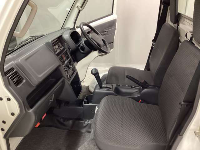 両席前方エアバック装着に、ABSなど、安全装備もしっかりしたキャリィです。