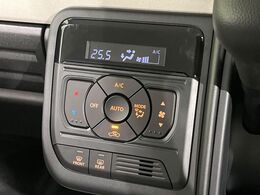 【オートエアコン】一度お好みの温度に設定すれば、車内の温度を検知し風量や温度を自動で調整。暑い…寒い…と何度もスイッチ操作をする必要はありません。快適な車内空間には必須の機能ですね♪