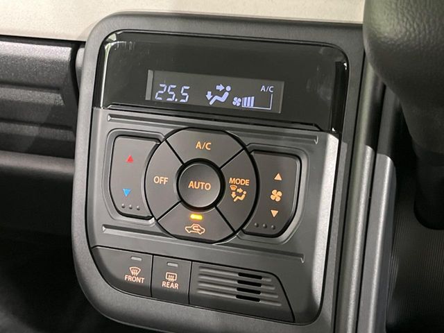 【オートエアコン】一度お好みの温度に設定すれば、車内の温度を検知し風量や温度を自動で調整。暑い…寒い…と何度もスイッチ操作をする必要はありません。快適な車内空間には必須の機能ですね♪