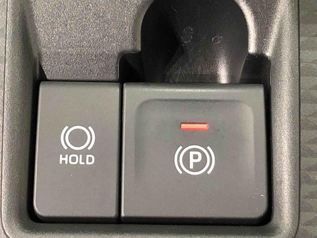 指先だけで簡単に操作が可能な電動パーキングブレーキを採用。「HOLD」スイッチを押すと、渋滞や信号待ちなどでブレーキペダルから足を離しても、ブレーキを保持するので安心です