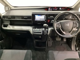 車内は光触媒抗菌消臭施工済です。スタイリッシュなデザインで暖かみのあるインパネ周りを演出します。グローブボックスやカップホルダーのほかにトレーなどたくさんの収納スペースが装備されています。