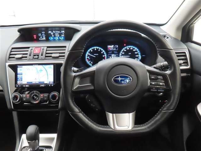 スタイリッシュなインパネ周りです！運転の際、常に目にする部分は、シックにまとめた飽きの来ないデザインが人気です！