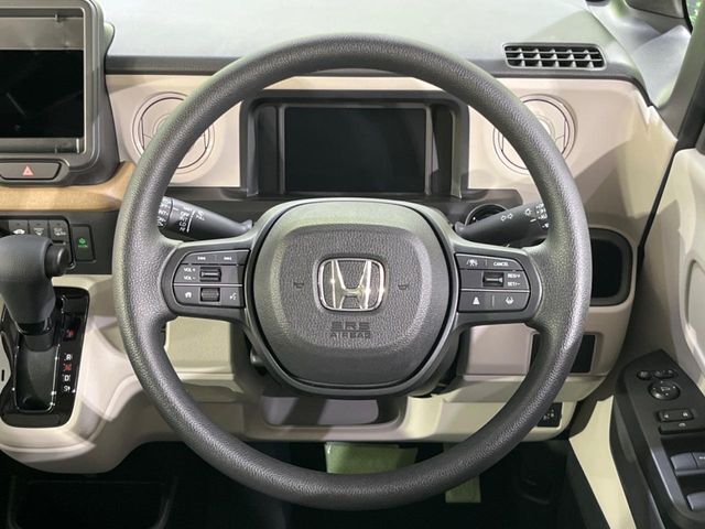 インテリアに合わせたデザインのステアリングは、運転される方のことも考え、運転しやすい形状、大きさです。是非一度、実際に触ってお確かめください。