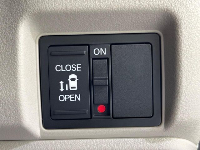 【パワースライドドア】スマートキーや運転席のスイッチでスライドドアの開閉が可能♪電動だから力を入れてドアを開ける必要が無く、小さいお子様でも、重い荷物を持っている時もラクに開け閉めできます♪