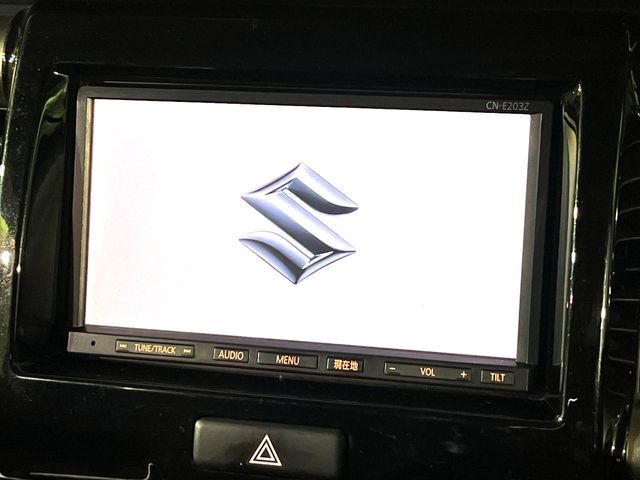 【純正ナビ】人気の純正ナビを装備しております。ナビの使いやすさはもちろん、オーディオ機能も充実！キャンプや旅行はもちろん、通勤や買い物など普段のドライブも楽しくなるはず♪