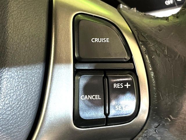 【クルーズコントロール】高速道路もラクラク走行。アクセルを離しても一定速度で走行ができ、長距離運転時の負担を軽減！加速・減速も簡単なスイッチ操作で調整できます。