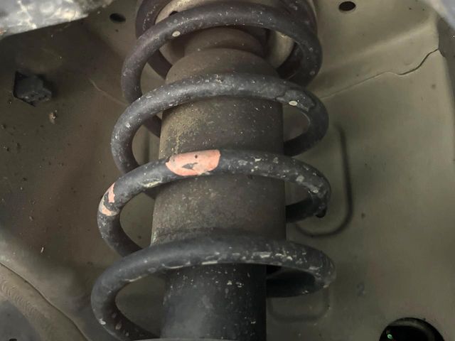 お車を安心してお乗りいただく為には、足回りの定期点検が欠かせません。サービスサポート（有償保証）では無料点検もご提供しており、安心のカーライフをお過ごしいただけるサポート体制が整っています。